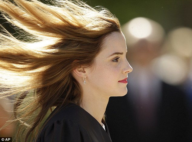 Vệ sĩ giả sinh viên, mang súng bảo vệ Emma Watson