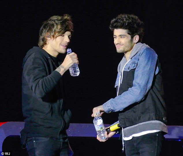 Nhóm One Direction đối mặt cơn bão chỉ trích
