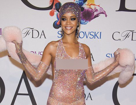Rihanna “mặc như không” trên thảm đỏ
