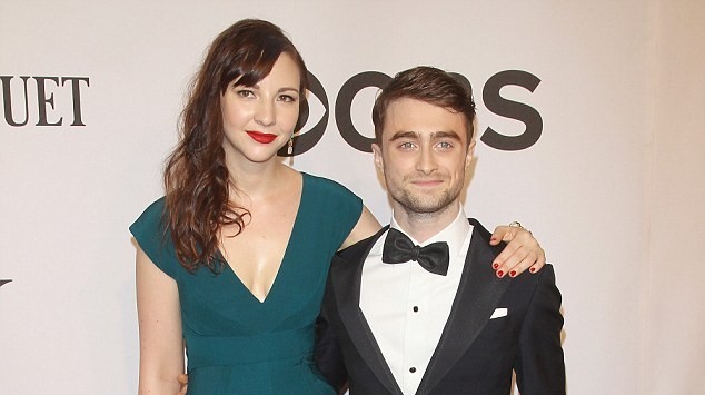 Sao phim “Harry Potter” lần đầu khoe bạn gái