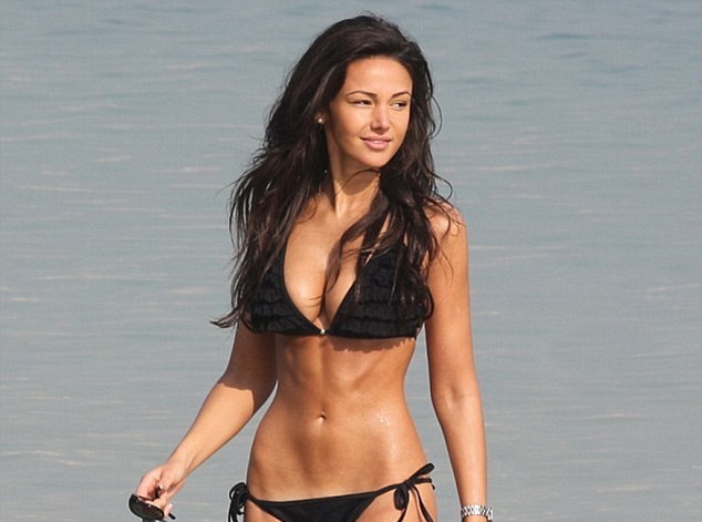 Michelle Keegan “nóng bỏng” nhất trên bãi biển
