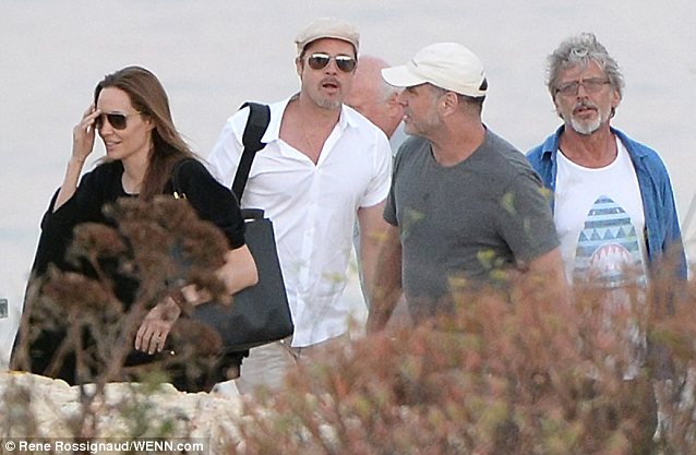 Angelina và Brad đi khảo sát trường quay phim mới