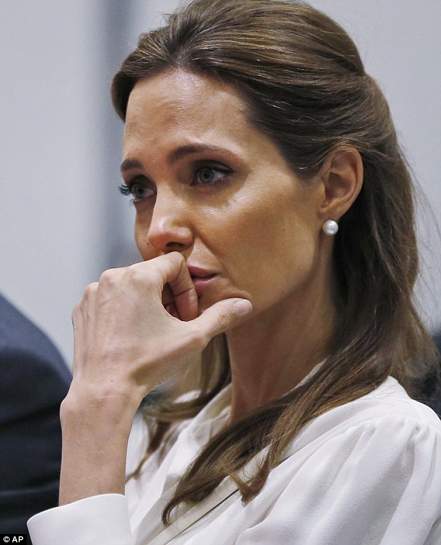 Angelina Jolie x&uacute;c động