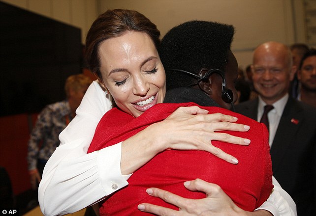 Angelina &ocirc;m lấy c&aacute;c đại biểu