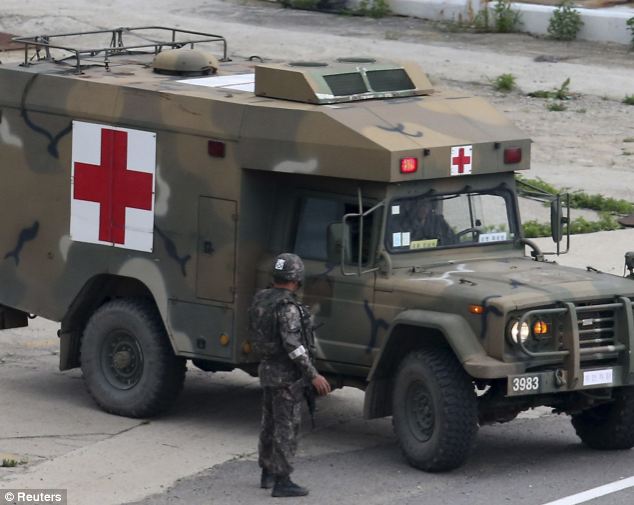 Hai xe cứu thương được điều động để thực hiện vụ d&agrave;n dựng. Ảnh: Reuters