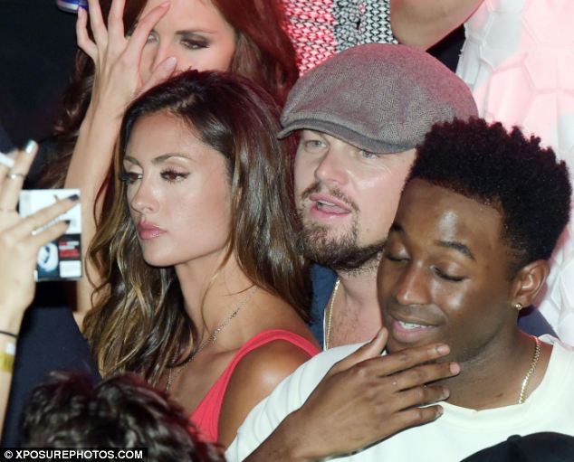 Chồng của người mẫu lộ ảnh thân mật Leonardo DiCaprio tự sát