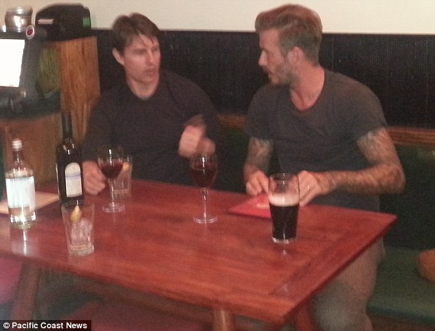 David Beckham và Tom Cruise giản dị đi “pub”