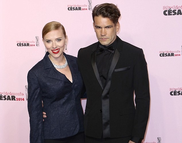 “Bà bầu” Scarlett Johansson chuẩn bị cưới