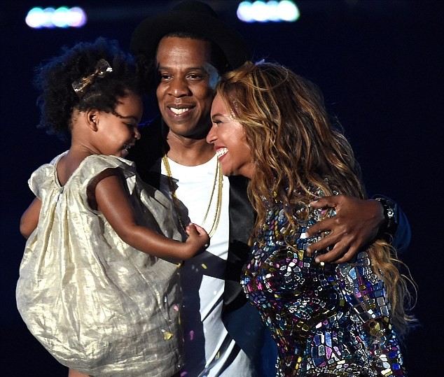 Beyonce bật khóc trên sân khấu bên chồng, con