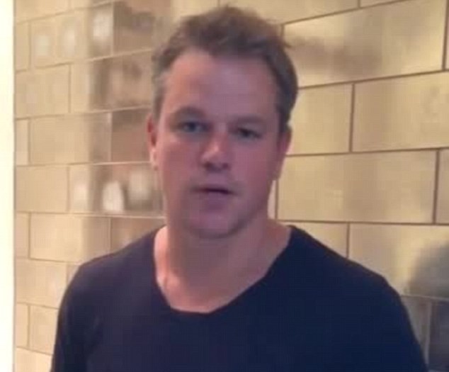 Matt Damon dội nước trong “bồn cầu” lên đầu
