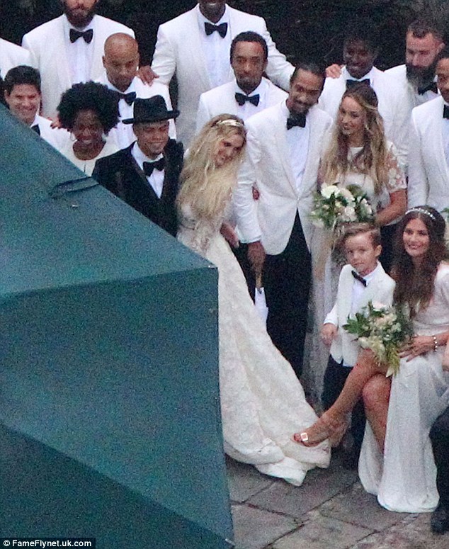 Những h&igrave;nh ảnh hiếm hoi về đ&aacute;m cưới của Ashley Simpson v&agrave; Evan Ross