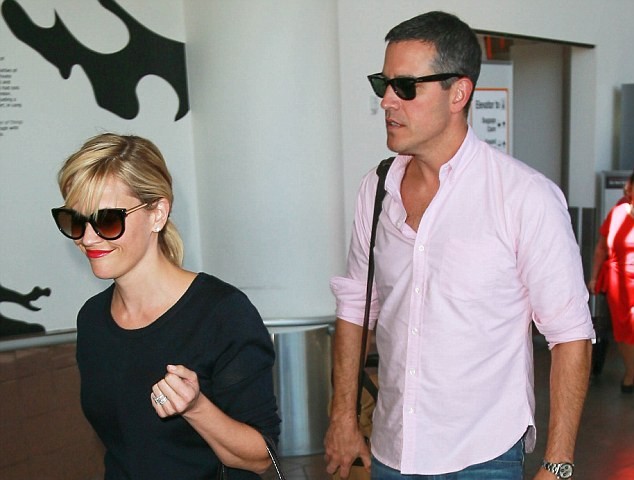 Đóng cảnh “sex”, Reese Witherspoon chẳng ngại chồng