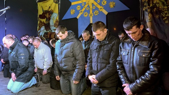 Cảnh sát Ukraine quỳ gối xin lỗi người biểu tình