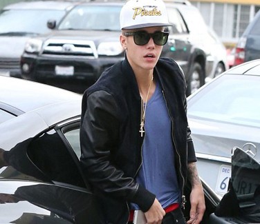 Cảnh sát xộc vào nhà Justin Bieber để khám xét