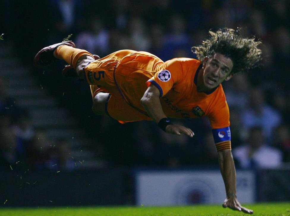 Hình ảnh lăng xả quen tuộc của Puyol trong hàng phong ngự Barca