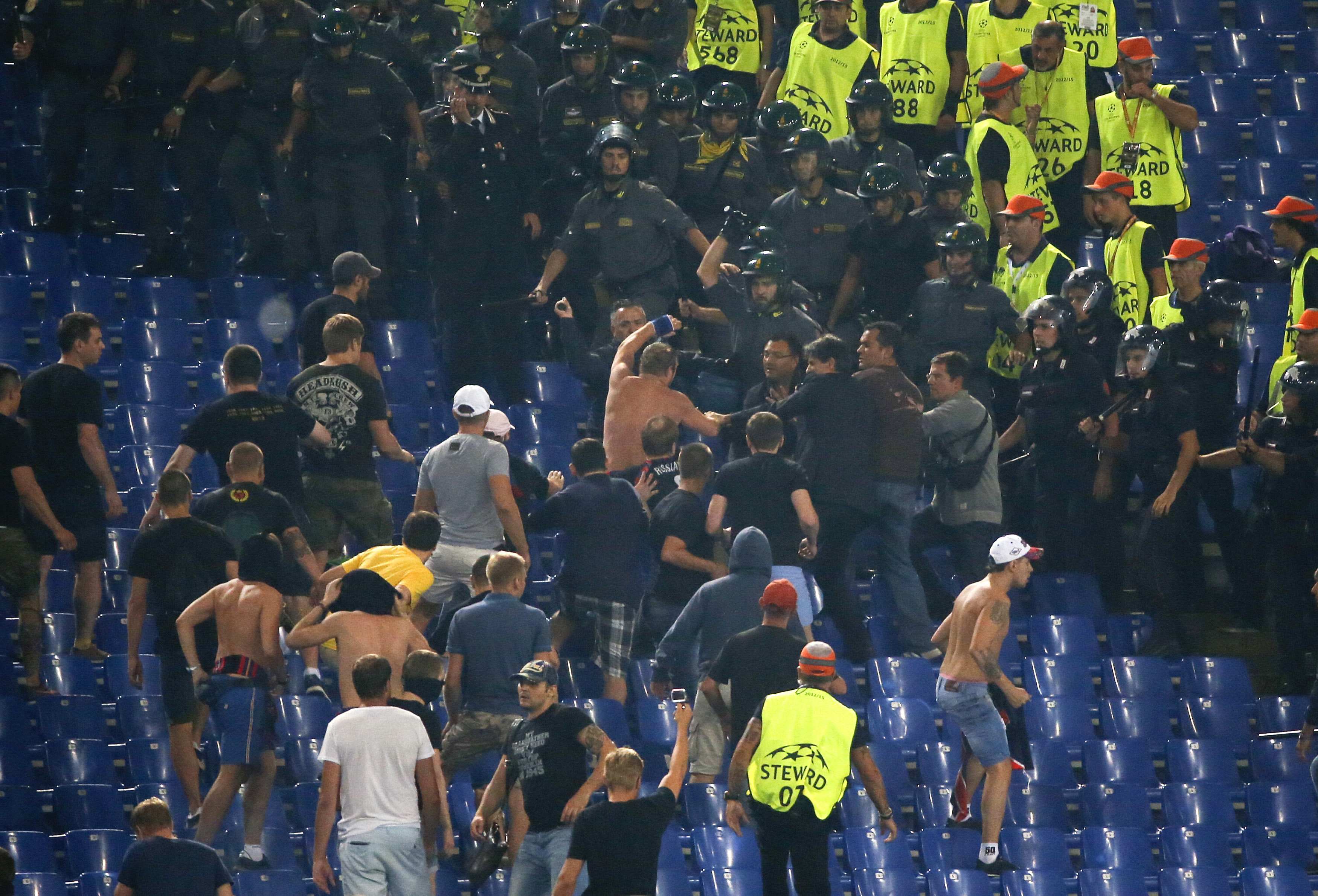 CĐV Moscow đụng độ với cảnh s&aacute;t