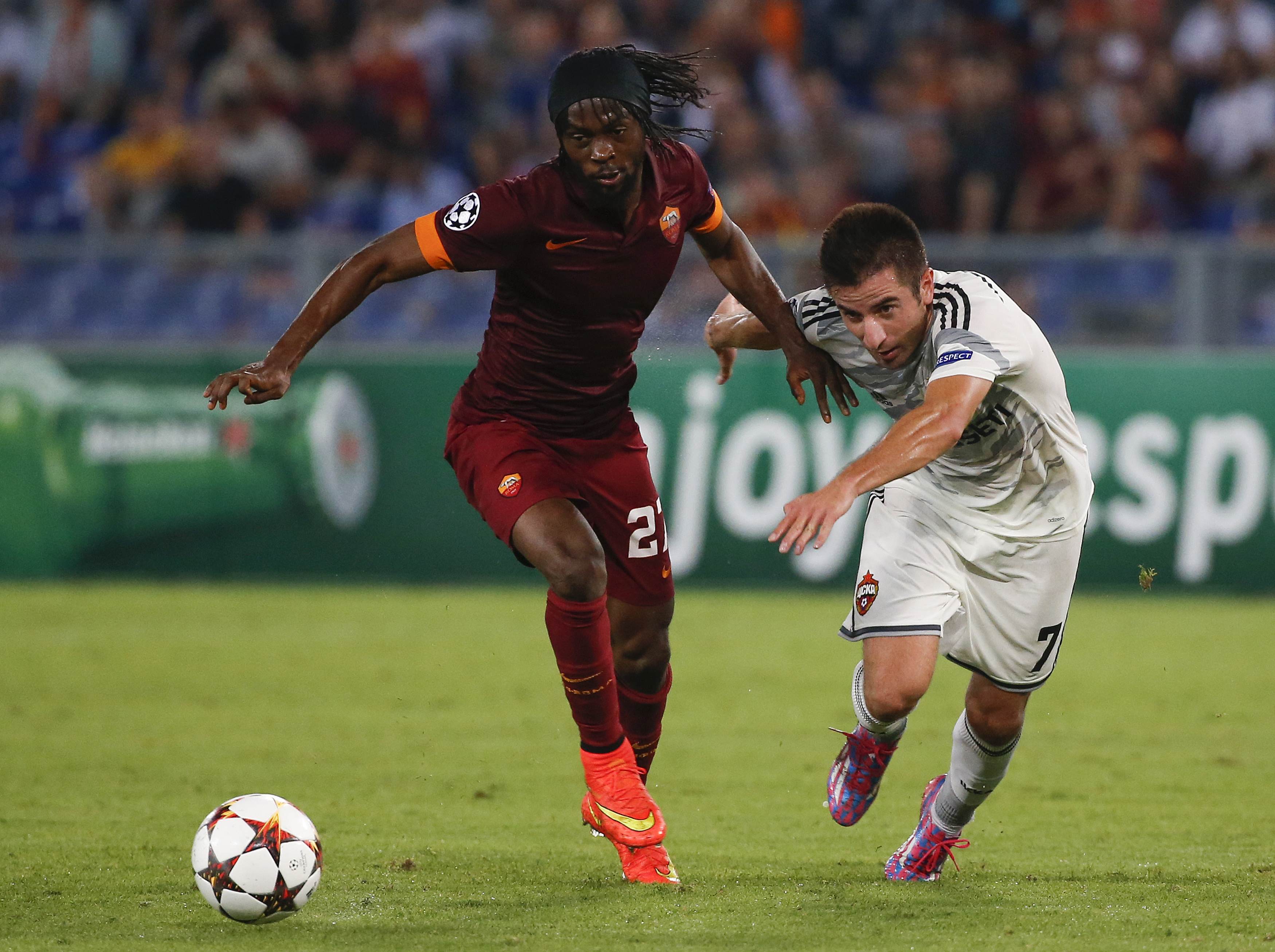 Gervinho (tr&aacute;i) tỏa s&aacute;ng trong m&agrave;u &aacute;o AS Roma