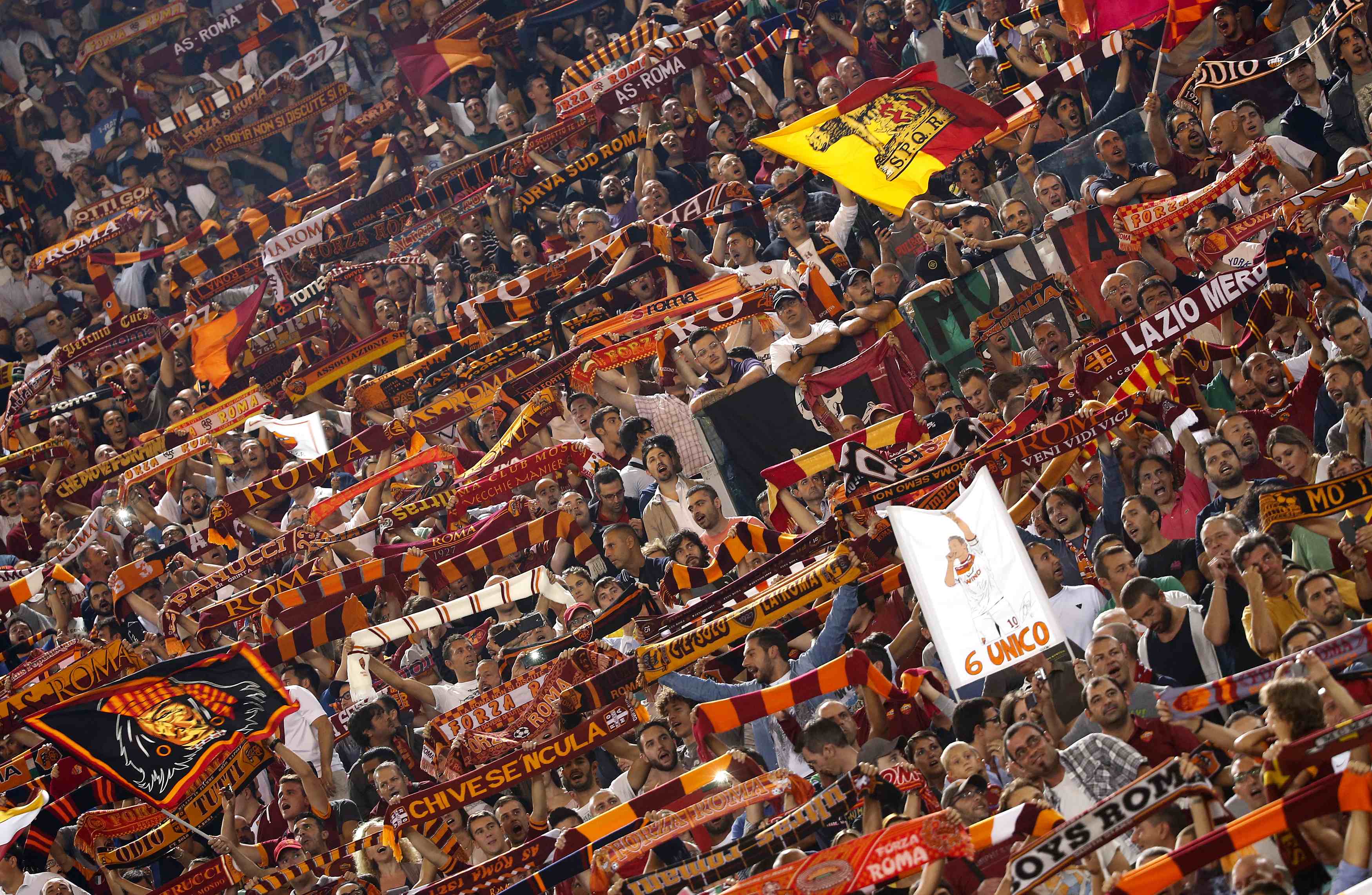 Những m&agrave;n ăn mừng qu&aacute; cuồng nhiệt của CĐV Roma khiến fan Moscow nổi n&oacute;ng
