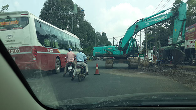 T&igrave;nh trạng thi c&ocirc;ng mất an to&agrave;n thường xảy ra tr&ecirc;n quốc lộ 20 (đoạn huyện Định Qu&aacute;n, Đồng Nai) - Ảnh: Nguyễn Tuấn