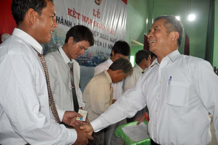 Chủ tịch Tổng LD9LD9VN Đặng Ngọc T&ugrave;ng trao thẻ đo&agrave;n vi&ecirc;n nghiệp đo&agrave;n cho ngư d&acirc;n huyện đảo L&yacute; Sơn