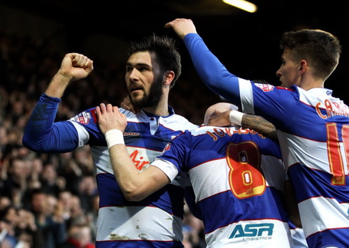 QPR bay tr&ecirc;n đ&ocirc;i ch&acirc;n v&agrave; t&agrave;i ghi b&agrave;n của Charlie Austin (tr&aacute;i)