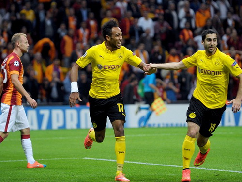 Aubameyang (trái) ghi cú đúp trong vòng 12 phút cho Dortmund