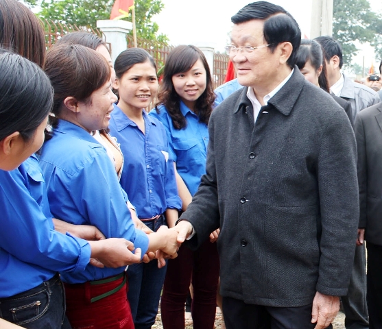 Chủ tịch nước Trương Tấn Sang bắt tay, tham hỏi động vi&ecirc;n thanh ni&ecirc;n tại L&agrave;ng thanh ni&ecirc;n lập nghiệp S&ocirc;ng Ch&agrave;nh.