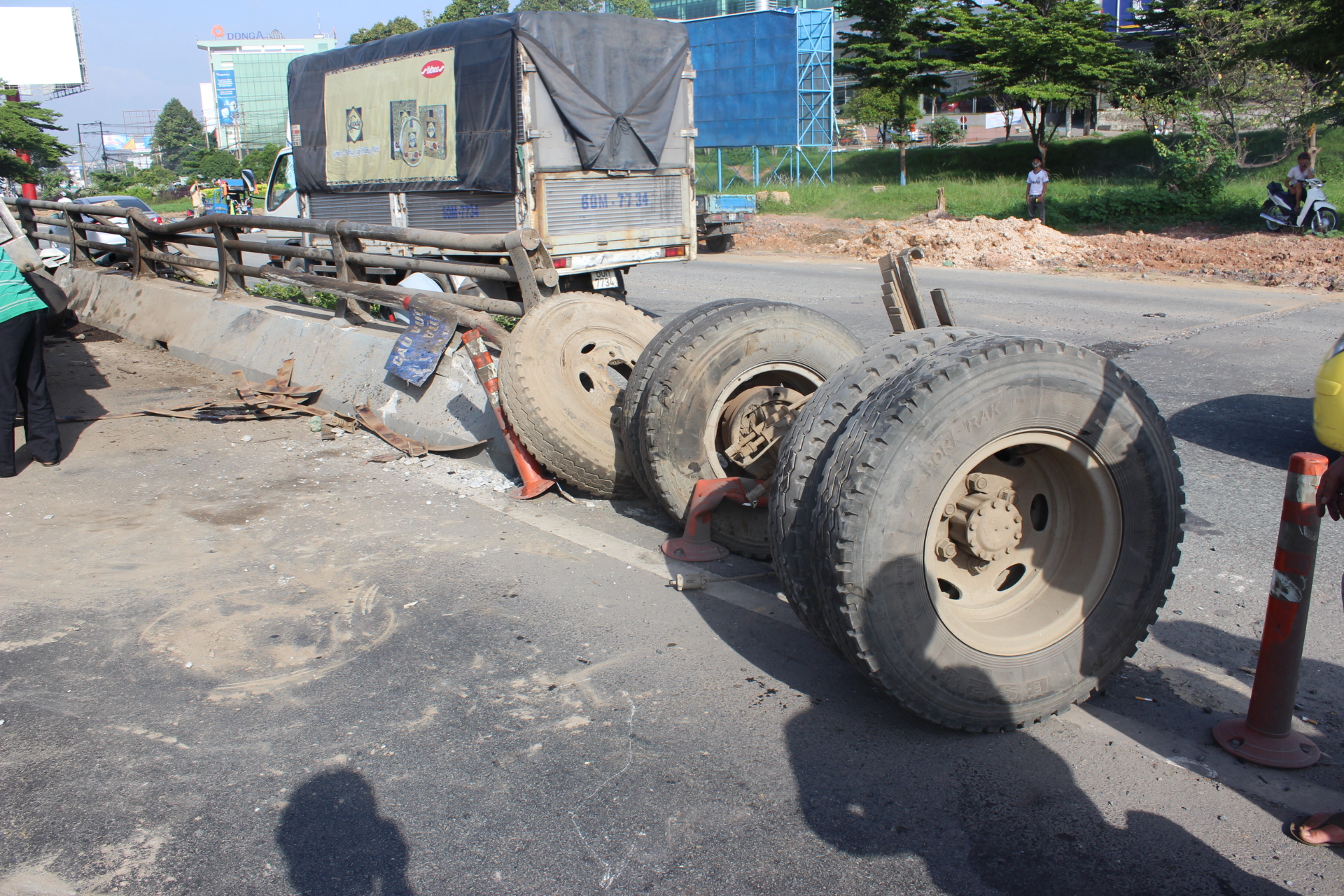 Trục v&agrave; b&aacute;nh xe g&atilde;y rời