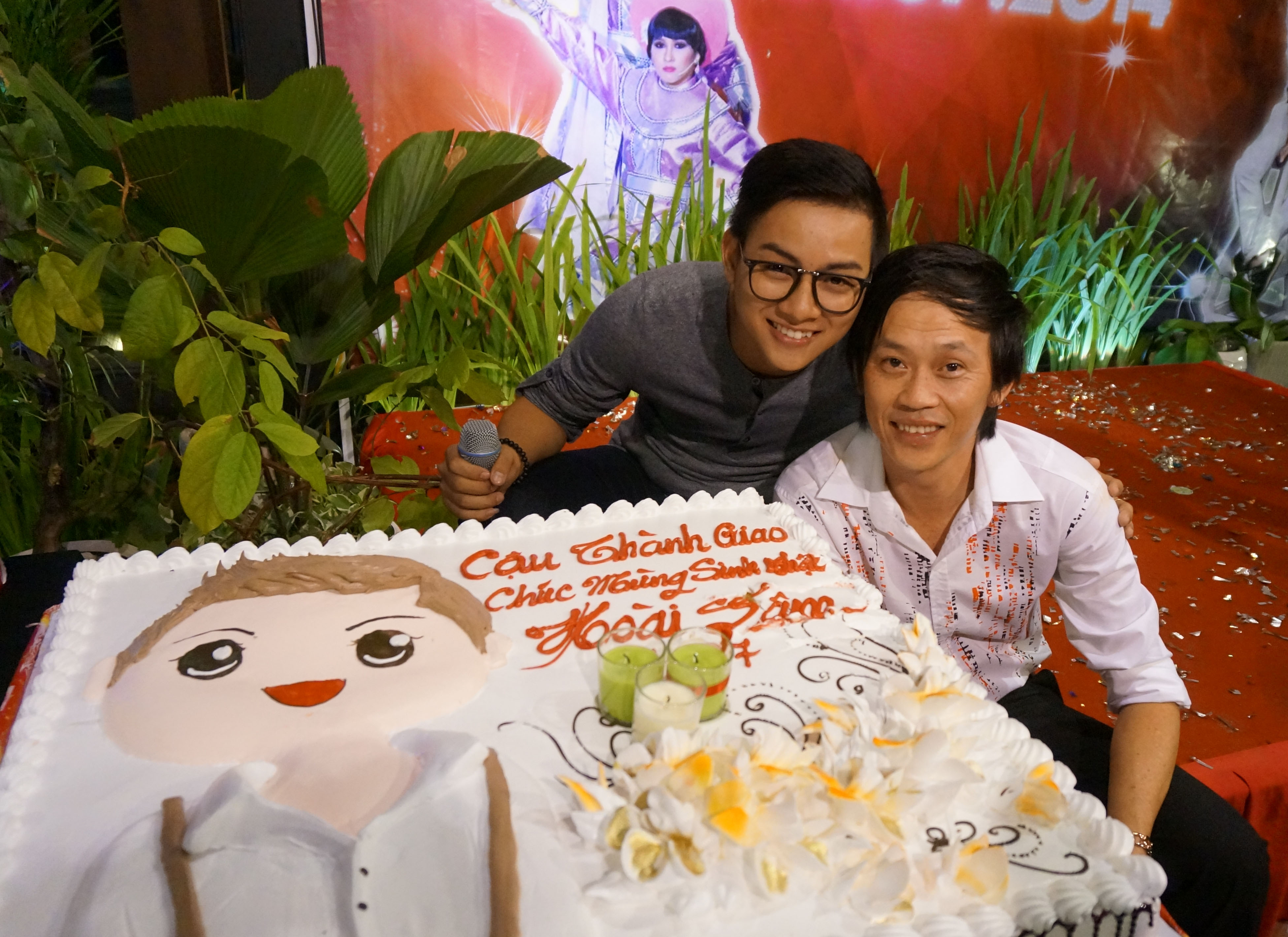 Hoài Linh xúc động trong sinh nhật con nuôi Hoài Lâm
