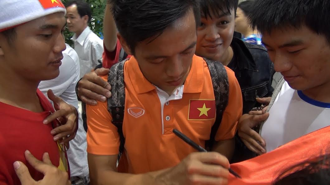 Văn Quyết ký tặng CĐV mỏi tay