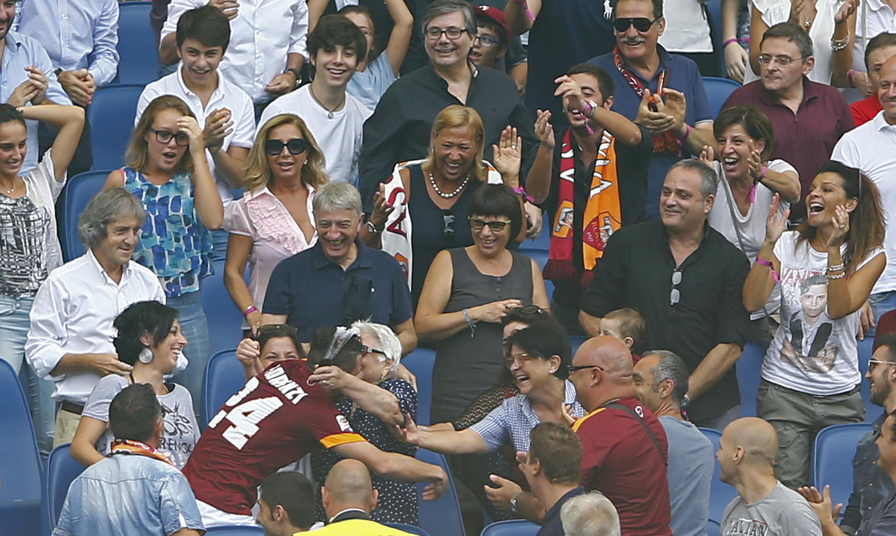 Florenzi ăn mừng c&ugrave;ng b&agrave; tr&ecirc;n kh&aacute;n đ&agrave;i