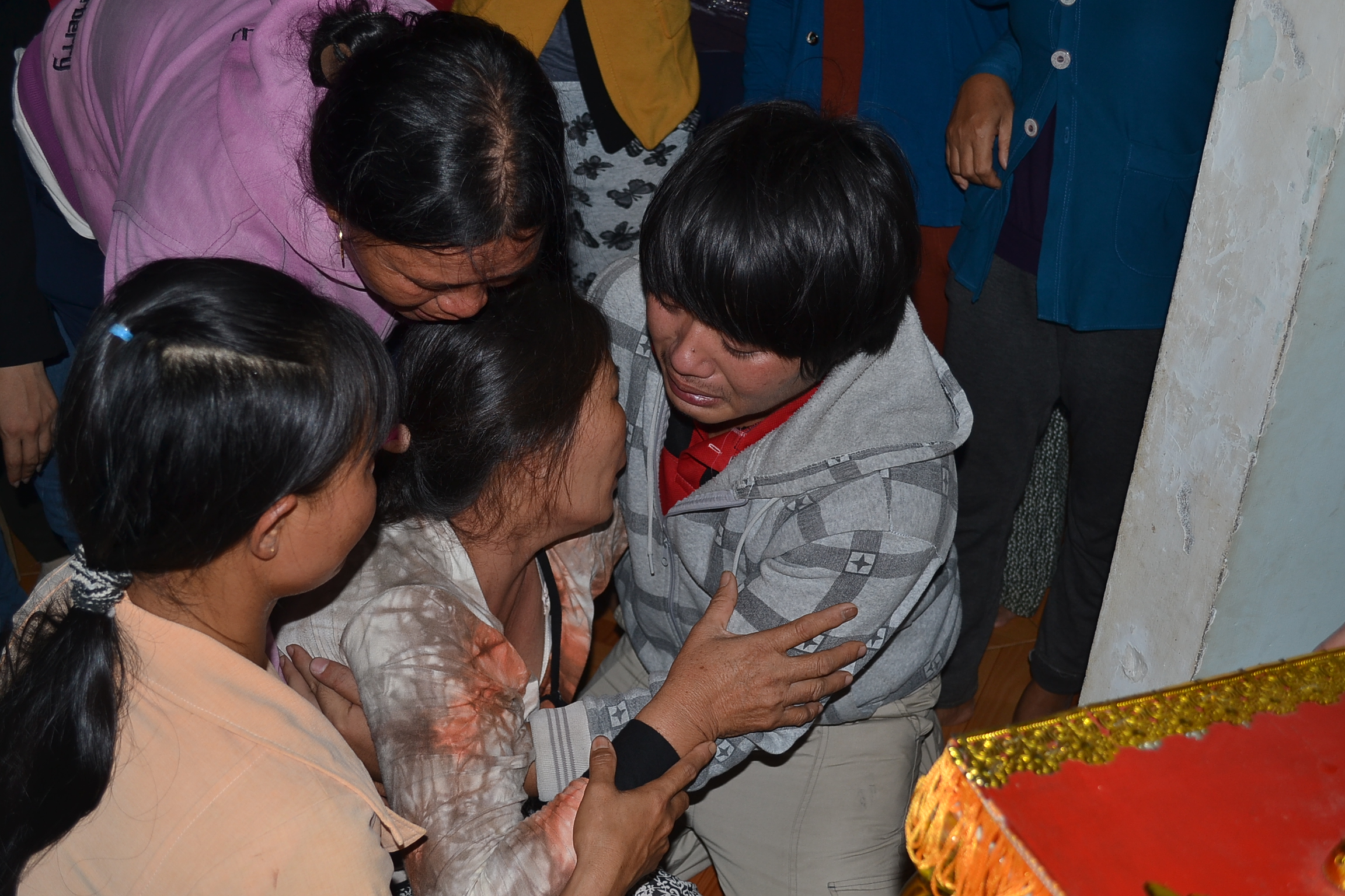 B&agrave; Phạm Thị B&igrave;nh, vợ ngư d&acirc;n Đặng D&ugrave;m, chết lặng b&ecirc;n quan t&agrave;i của chồng