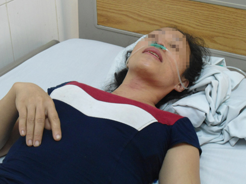 Bà Nguyễn Thị Hiền đang được chăm sóc tại cơ sở y tế sau khi được lực lượng công an giải cứu an toàn