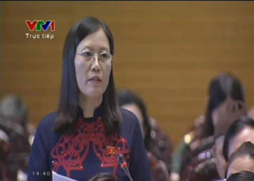 Đại biểu L&ecirc; Thị Nga, đo&agrave;n Th&aacute;i Nguy&ecirc;n: Nhiều lần Bộ T&agrave;i ch&iacute;nh quy lỗi cho Nghị định 84 v&agrave; nhiều lần hứa sửa Nghị định. T&ocirc;i đ&atilde; ki&ecirc;n nhẫn nhiều lần nhưng việc đề xuất chuyển quyền điều h&agrave;nh gi&aacute; xăng dầu về Bộ C&ocirc;ng Thương c&agrave;ng l&agrave;m nặng nề hơn t&igrave;nh trạng vừa đ&aacute; b&oacute;ng vừa thổi c&ograve;i