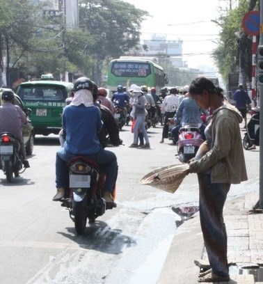Bà bầu ăn xin, ba năm chưa… đẻ