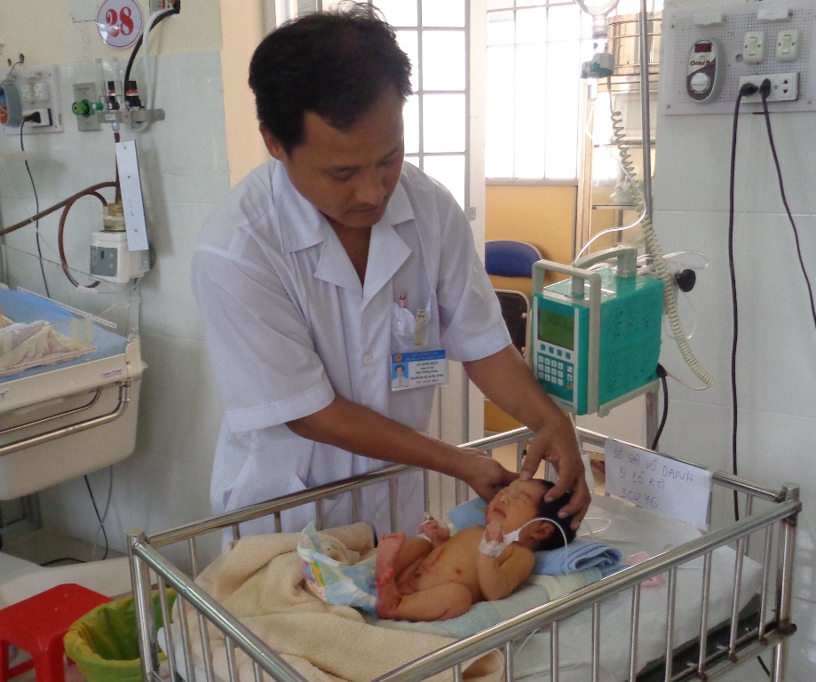 Sau 1 ng&agrave;y cấp cứu, sức khỏe của b&eacute; g&aacute;i bị bỏ rơi đang tiến triển tốt