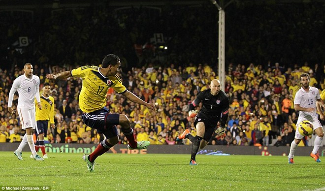 Bacca ghi b&agrave;n cho Colombia từ pha kiến tạo của Rodriguez (ảnh dưới)