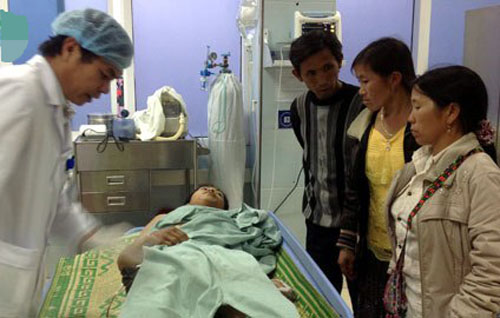 L&atilde;nh đạo bệnh viện c&ugrave;ng t&uacute;c trực, chỉ đạo thống nhất phương &aacute;n điều trị