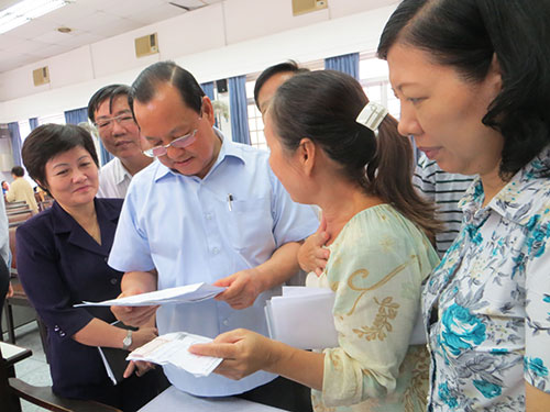 B&iacute; thư Th&agrave;nh ủy TP HCM L&ecirc; Thanh Hải trao đổi với cử tri quận 5 Ảnh: Kha Mi&ecirc;n