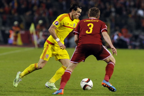 Gareth Bale đi b&oacute;ng trước Lombaerts (Bỉ)