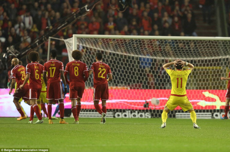 Gareth Bale s&uacute;t h&agrave;ng r&agrave;o tuyệt đẹp nhưng bị Courtois cản ph&aacute;