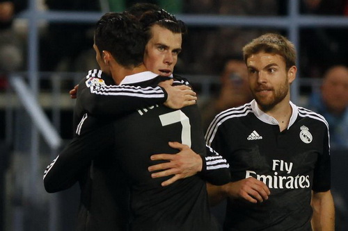 Gareth Bale chia vui với Ronaldo sau khi ghi b&agrave;n
