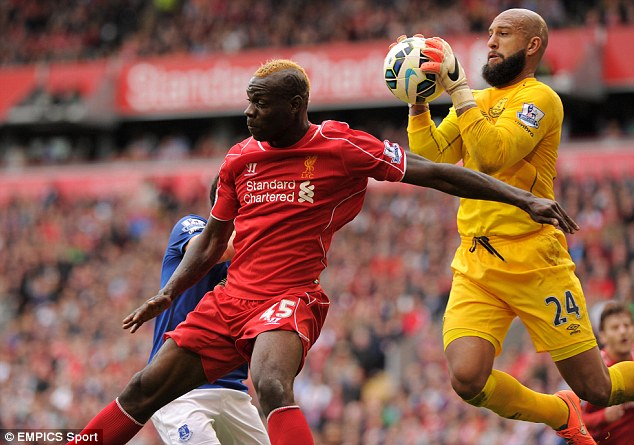 Balotelli (tr&aacute;i) đ&atilde; đ&aacute;nh mất phong độ ghi b&agrave;n kề từ ng&agrave;y về Liverpool