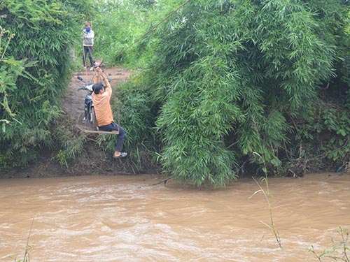 Đánh đu tính mạng trên cầu treo