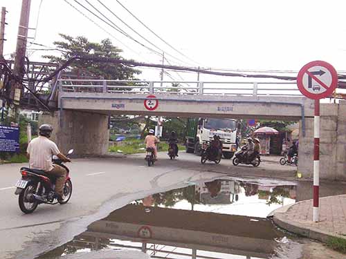 Xe không qua được vì cầu sai thiết kế