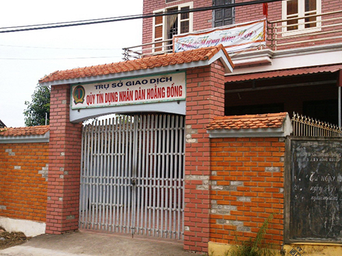 Quỹ tín dụng sắp vỡ, người gửi tiền “lên ruột”
