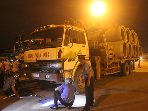 Một xe chở qu&aacute; tải bị lực lượng CSGT, thanh tra giao th&ocirc;ng chặn bắtẢnh: Th&agrave;nh Đồng