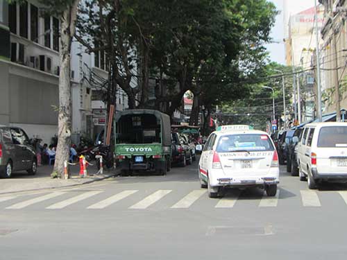 Đường phố thành... bãi đậu xe