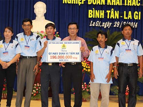 Ông Nguyễn Văn Tín, Phó Tổng Biên tập Báo Người Lao Động (thứ 3 từ phải qua), trao tiền hỗ trợ ngư dân Nghiệp đoàn Khai thác hải sản Bình Tân-La GiẢnh: Bạch Long