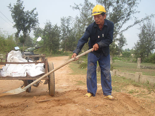 17 năm cần mẫn đắp đường làng